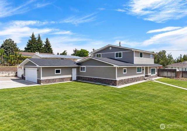 Photo 2 of Single family home for sale at 921 Nw 1st Avenue, Ephrata, WA 98823 | MLS# NWM2525837 | Listing updated on 2026-10-02