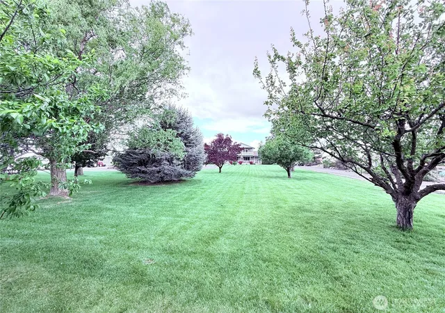 Photo 3 of Sale Pending at 7890 Stonecrest Rd Ne, Moses Lake, WA 98837 | MLS# NWM2525977 | Listing updated on 2026-10-02