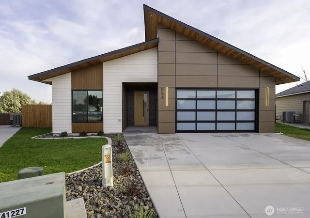 Photo 1 of Sale Pending at 554 N Sparrow Ln, Moses Lake, WA 98837 | MLS# NWM2526015 | Listing updated on 2026-09-25