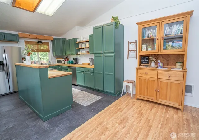 Photo 4 of Single family home for sale at 70 N Beaver Pl, Hoodsport, WA 98548 | MLS# NWM2526031 | Listing updated on 2026-09-21