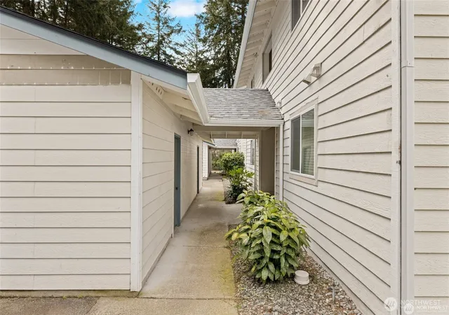 Photo 3 of Sale Pending at 4623 Grandview Dr W #D, Tacoma, WA 98466 | MLS# NWM2526039 | Listing updated on 2026-09-25