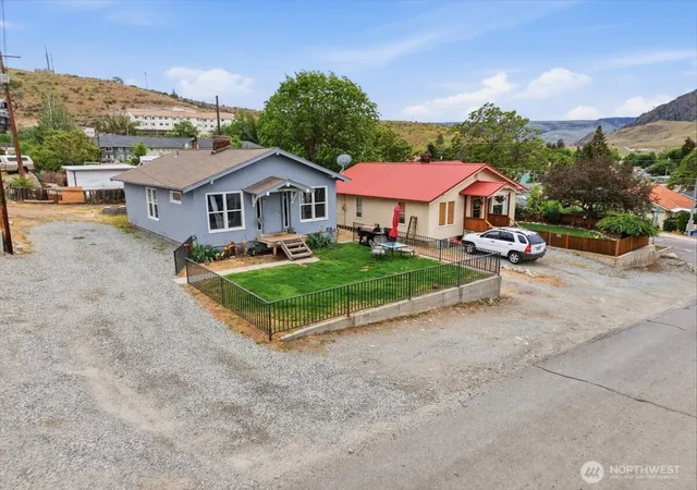 Photo 3 of Single family home for sale at 608 N Bradley St, Chelan, WA 98816 | MLS# NWM2526050 | Listing updated on 2026-09-21