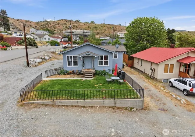 Photo 3 of Single family home for sale at 608 N Bradley St, Chelan, WA 98816 | MLS# NWM2526050 | Listing updated on 2026-09-21