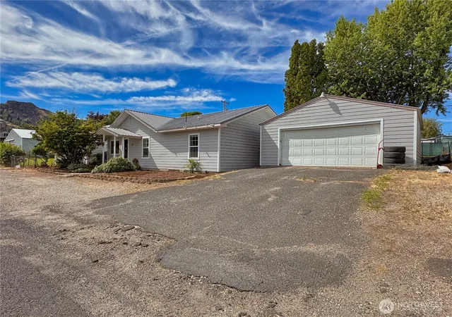 Photo 2 of Single family home for sale at 111 Washington Pl, Electric City, WA 99123 | MLS# NWM2526054 | Listing updated on 2026-09-29
