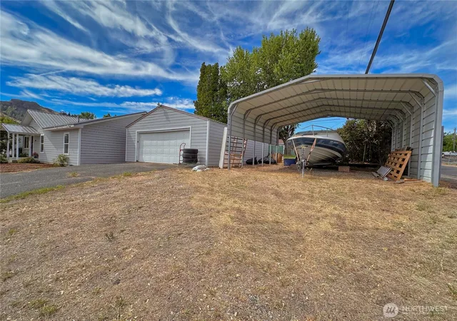 Photo 3 of Single family home for sale at 111 Washington Pl, Electric City, WA 99123 | MLS# NWM2526054 | Listing updated on 2026-09-29