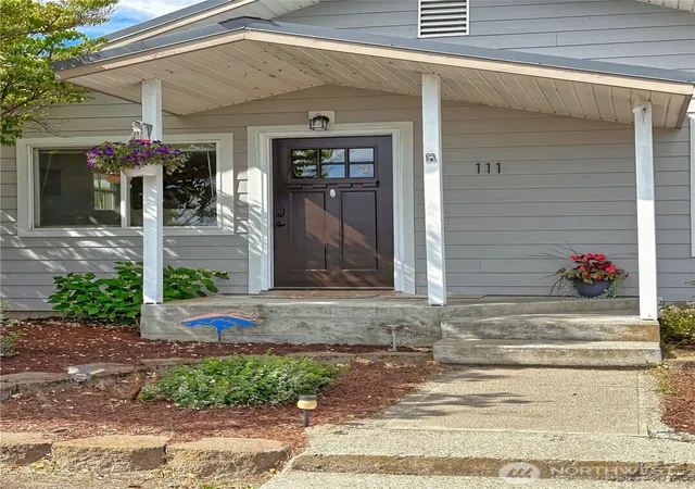 Photo 3 of Single family home for sale at 111 Washington Pl, Electric City, WA 99123 | MLS# NWM2526054 | Listing updated on 2026-09-29