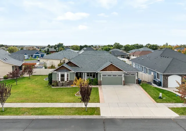 Single family home for sale at 419 S Astor Loop, Moses Lake, WA 98837 | MLS# NWM2526221