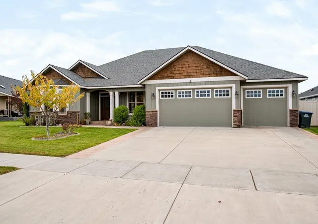 Photo 2 of Single family home for sale at 419 S Astor Loop, Moses Lake, WA 98837 | MLS# NWM2526221 | Listing updated on 2026-10-16