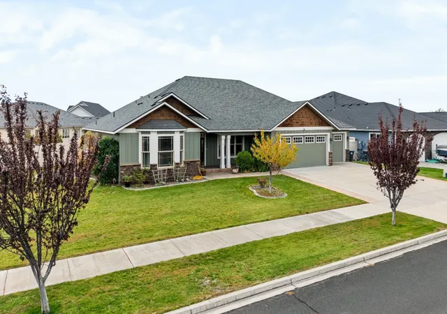 Photo 3 of Single family home for sale at 419 S Astor Loop, Moses Lake, WA 98837 | MLS# NWM2526221 | Listing updated on 2026-10-16