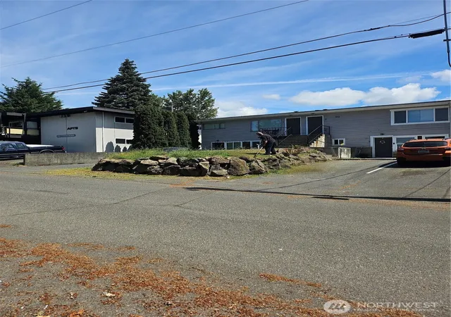 Photo 4 of Multi family home for sale at 912 Glennwood Ave NE, Renton, WA 98056 | MLS# NWM2526238 | Listing updated on 2026-09-21