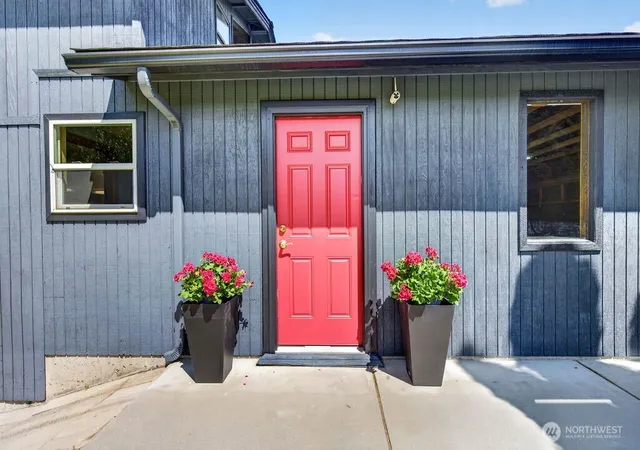 Photo 4 of Sale Pending at 92 S Stark Ave, East Wenatchee, WA 98802 | MLS# NWM2526403 | Listing updated on 2026-09-25