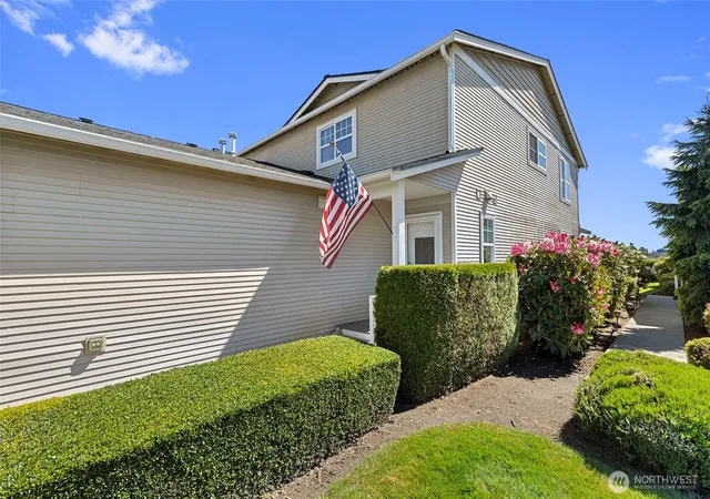 Photo 2 of Condo for sale at 1190 Decatur Cir, Burlington, WA 98233 | MLS# NWM2526434 | Listing updated on 2026-09-21