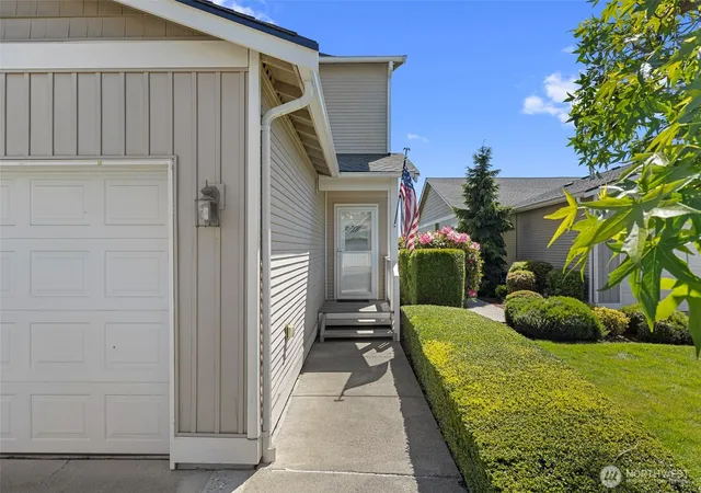 Photo 3 of Condo for sale at 1190 Decatur Cir, Burlington, WA 98233 | MLS# NWM2526434 | Listing updated on 2026-09-21