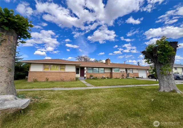 Photo 2 of Single family home for sale at 426 S Almira Ave, Connell, WA 99326 | MLS# NWM2526459 | Listing updated on 2026-09-21