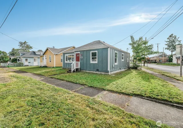 Photo 1 of Single family home for sale at 1001 S 6th Avenue, Kelso, WA 98626 | MLS# NWM2526507 | Listing updated on 2026-09-26