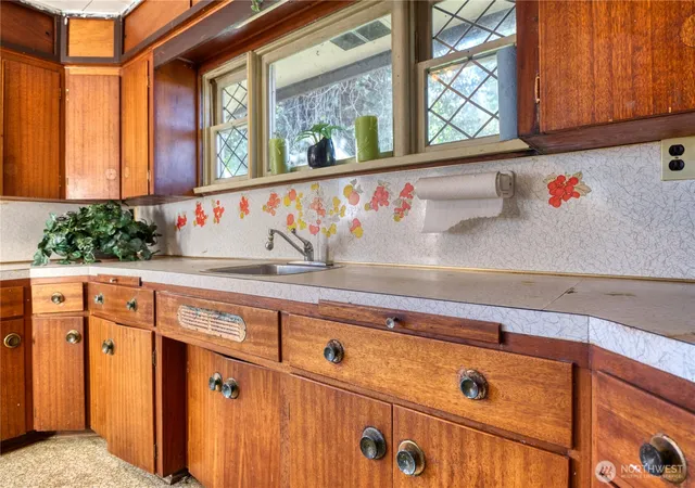 Photo 4 of Sale Pending at 634 S Beach Rd, Point Roberts, WA 98281 | MLS# NWM2526838 | Listing updated on 2026-09-25