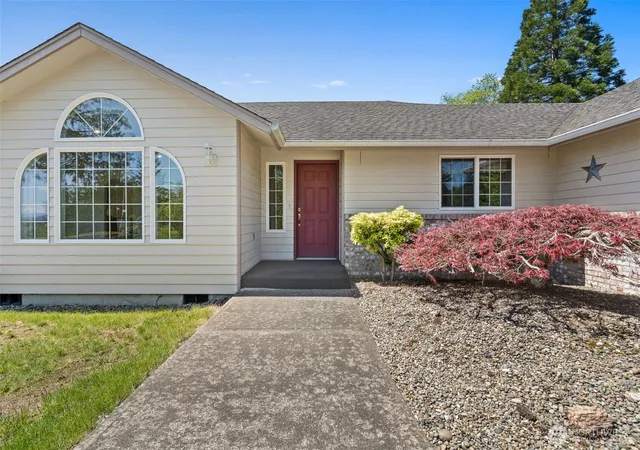 Photo 3 of Single family home for sale at 1620 Prospect St, Raymond, WA 98577 | MLS# NWM2526856 | Listing updated on 2026-09-30