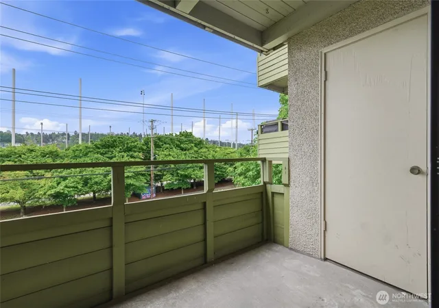 Photo 4 of Sale Pending at 2820 15th Avenue W, Seattle, WA 98119 | MLS# NWM2527028 | Listing updated on 2026-09-25
