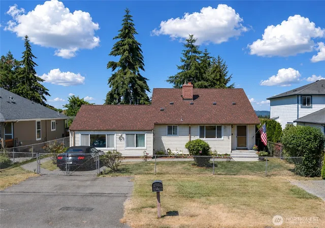 Photo 2 of Sale Pending at 25033 20th Avenue S, Des Moines, WA 98198 | MLS# NWM2527091 | Listing updated on 2026-07-31