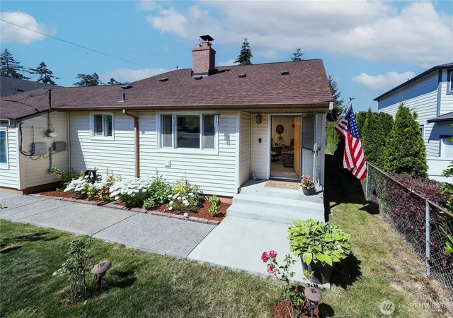 Photo 3 of Sale Pending at 25033 20th Avenue S, Des Moines, WA 98198 | MLS# NWM2527091 | Listing updated on 2026-07-31