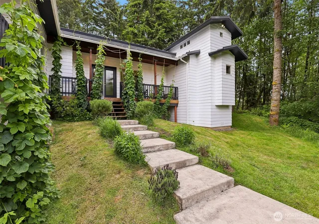 Photo 3 of Single family home for sale at 873 Mountain View Rd, Kalama, WA 98625 | MLS# NWM2527291 | Listing updated on 2026-09-21