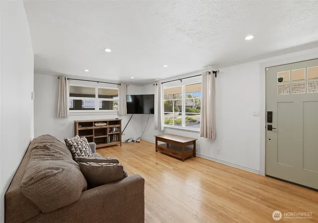 Photo 3 of Single family home for sale at 707 S Park Pl, Ellensburg, WA 98926 | MLS# NWM2527465 | Listing updated on 2026-09-21