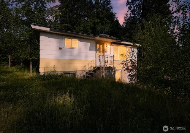 Photo 3 of Sale Pending at 611 S Farr Rd, Spokane Valley, WA 99206 | MLS# NWM2527482 | Listing updated on 2026-10-02