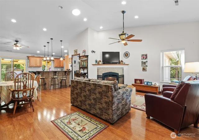 Photo 4 of Single family home for sale at 101 N Fairway Dr E, Hoodsport, WA 98548 | MLS# NWM2527572 | Listing updated on 2026-09-21