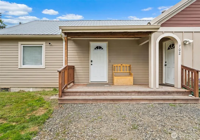Photo 3 of Single family home for sale at 702 King Rd, Winlock, WA 98596 | MLS# NWM2527703 | Listing updated on 2026-09-23
