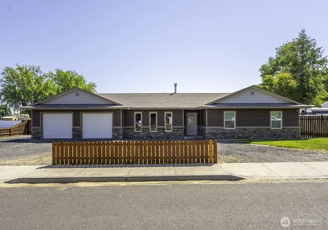 Photo 1 of Single family home for sale at 870 Nw C St, Ephrata, WA 98823 | MLS# NWM2527775 | Listing updated on 2026-09-21