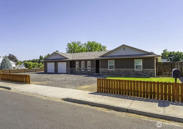 Photo 2 of Single family home for sale at 870 Nw C St, Ephrata, WA 98823 | MLS# NWM2527775 | Listing updated on 2026-09-21