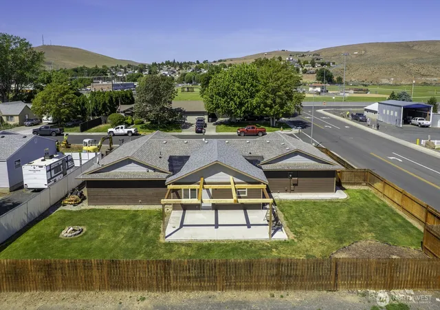 Photo 3 of Single family home for sale at 870 Nw C St, Ephrata, WA 98823 | MLS# NWM2527775 | Listing updated on 2026-09-21