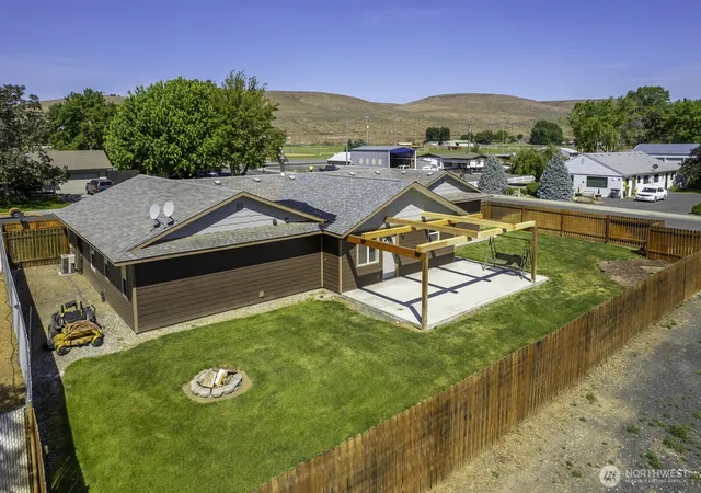 Photo 3 of Single family home for sale at 870 NW C St, Ephrata, WA 98823 | MLS# NWM2527775 | Listing updated on 2026-09-21