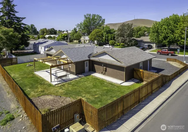 Photo 4 of Single family home for sale at 870 NW C St, Ephrata, WA 98823 | MLS# NWM2527775 | Listing updated on 2026-09-21