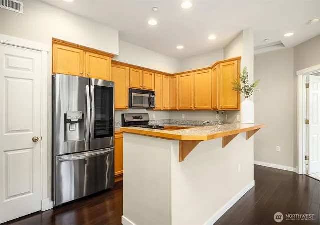 Photo 3 of Townhouse for sale at 1601 NE Katsura St #103, Issaquah, WA 98029 | MLS# NWM2527794 | Listing updated on 2026-09-21