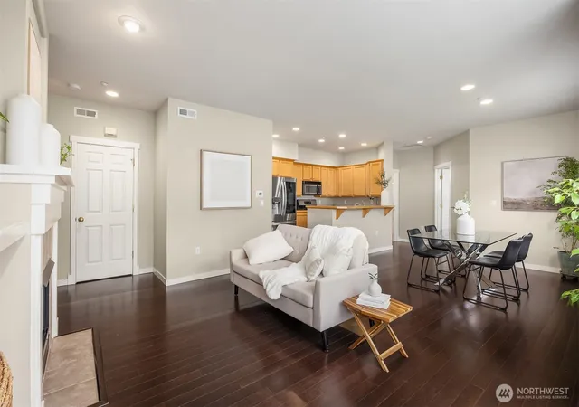 Photo 4 of Townhouse for sale at 1601 NE Katsura St #103, Issaquah, WA 98029 | MLS# NWM2527794 | Listing updated on 2026-09-21