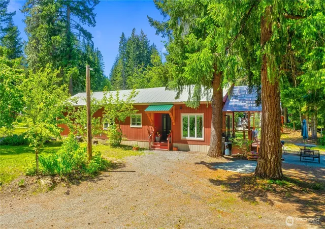 Photo 3 of Manufactured home for sale at 561 Sun Is Dr, Easton, WA 98925 | MLS# NWM2527797 | Listing updated on 2026-09-21