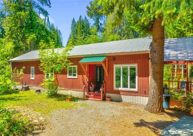 Photo 4 of Manufactured home for sale at 561 Sun Is Dr, Easton, WA 98925 | MLS# NWM2527797 | Listing updated on 2026-09-21