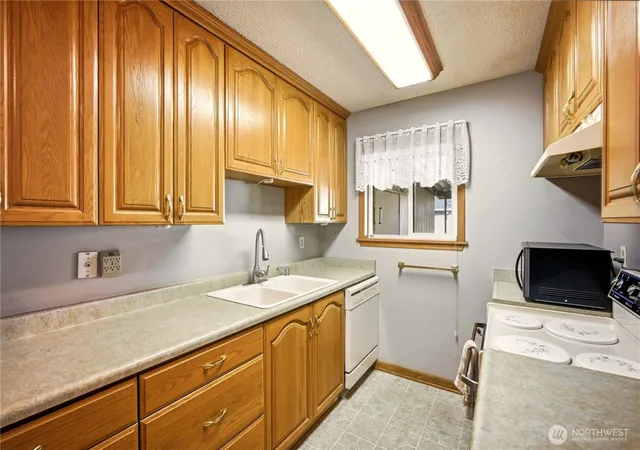 Photo 3 of Sale Pending at 708 Marion Ln SE, Puyallup, WA 98372 | MLS# NWM2527799 | Listing updated on 2026-09-25