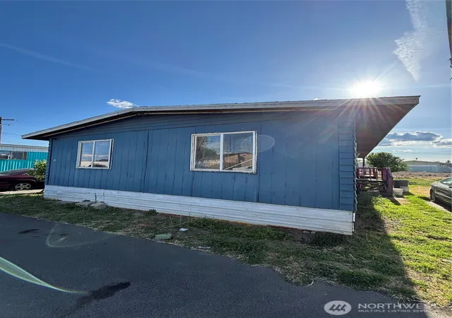 Photo 1 of Manufactured home for sale at 2022 W Broadway Ave #1c, Moses Lake, WA 98837 | MLS# NWM2527813 | Listing updated on 2026-09-26