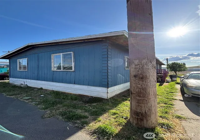 Photo 2 of Manufactured home for sale at 2022 W Broadway Ave #1c, Moses Lake, WA 98837 | MLS# NWM2527813 | Listing updated on 2026-09-26