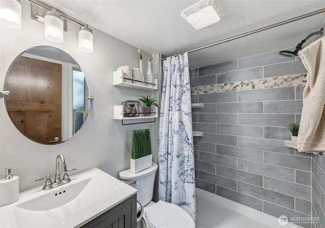 Photo 4 of Townhouse for sale at 304 E Pointes Dr, Shelton, WA 98584 | MLS# NWM2527934 | Listing updated on 2026-09-21