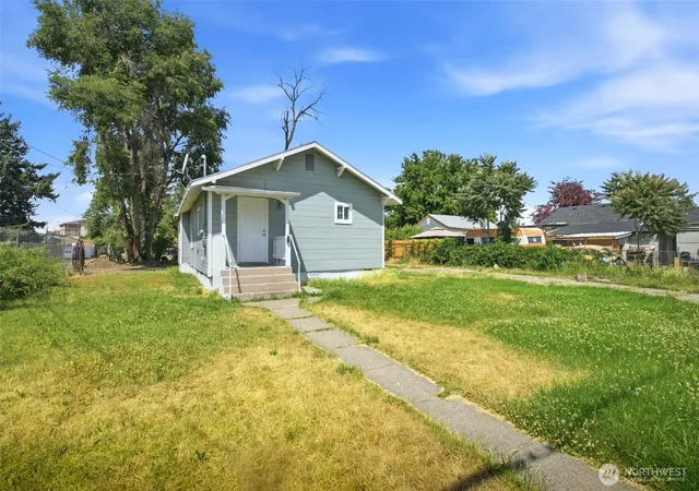Photo 2 of Single family home for sale at 10 S 10th Street, Yakima, WA 98901 | MLS# NWM2528199 | Listing updated on 2026-09-21