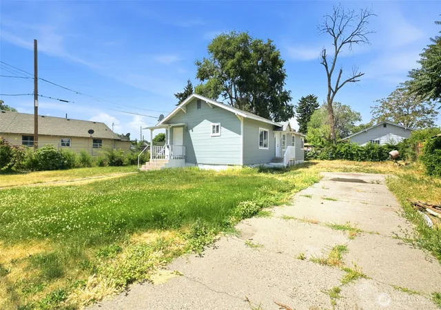 Photo 3 of Single family home for sale at 10 S 10th Street, Yakima, WA 98901 | MLS# NWM2528199 | Listing updated on 2026-09-21