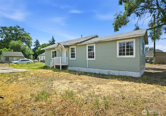 Photo 3 of Single family home for sale at 10 S 10th Street, Yakima, WA 98901 | MLS# NWM2528199 | Listing updated on 2026-09-21