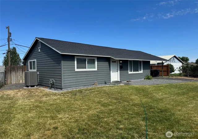 Photo 2 of Single family home for sale at 610 S Grand Dr, Moses Lake, WA 98837 | MLS# NWM2528258 | Listing updated on 2026-09-21