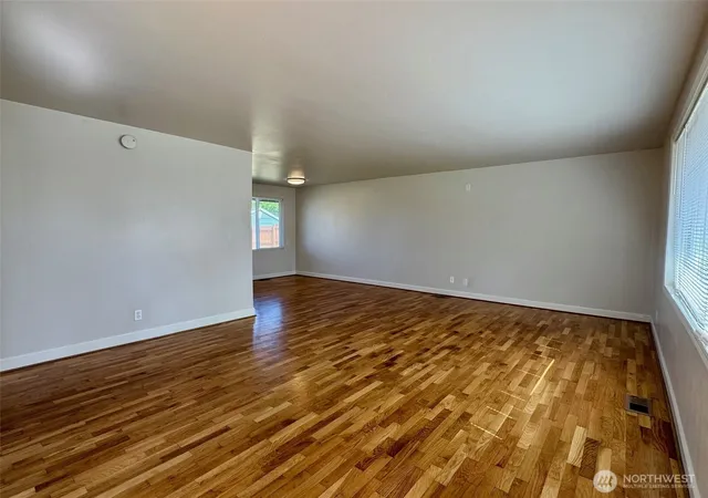 Photo 3 of Single family home for sale at 610 S Grand Dr, Moses Lake, WA 98837 | MLS# NWM2528258 | Listing updated on 2026-09-21