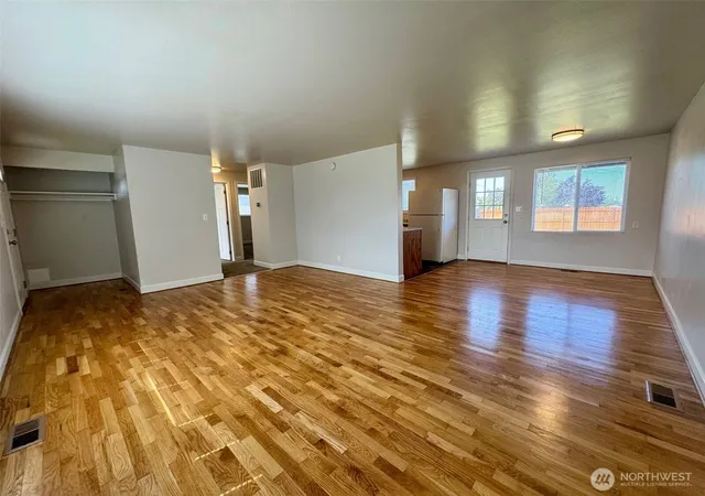 Photo 3 of Single family home for sale at 610 S Grand Dr, Moses Lake, WA 98837 | MLS# NWM2528258 | Listing updated on 2026-09-21