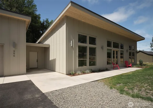 Photo 4 of Single family home for sale at 956 Paine Rd, Castle Rock, WA 98611 | MLS# NWM2528481 | Listing updated on 2026-09-21