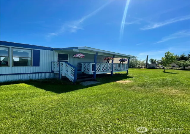 Photo 3 of Sale Pending at 4283 Ne Wenatchee Dr, Moses Lake, WA 98837 | MLS# NWM2528626 | Listing updated on 2026-10-01